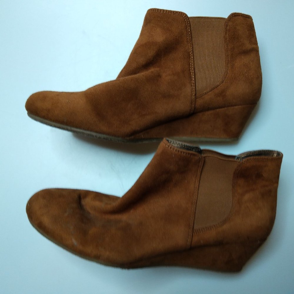 ARABELLA BROWN SUEDE HEELED BOOTIES - Picture 4 of 7